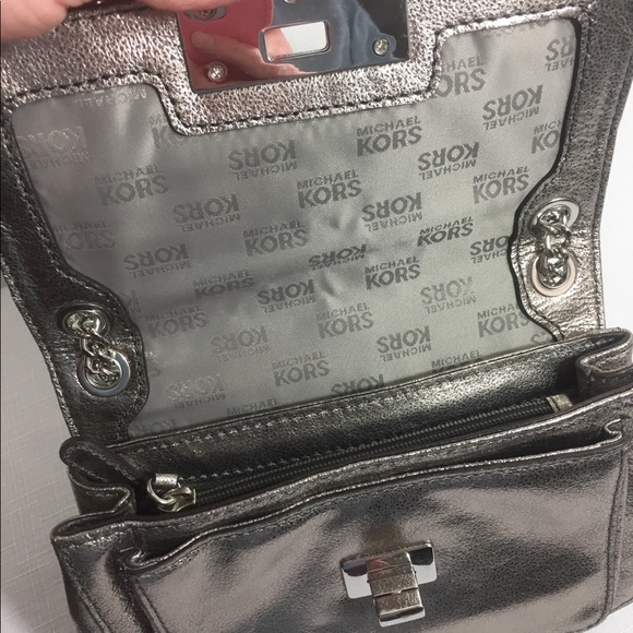 Micheal kors crossbody Metallic Silver purse zippe - Picture 5 of 8